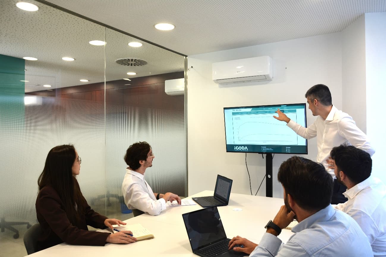 Equipo técnico de iCODA en una sesión de trabajo, revisando resultados de una simulación en pantalla